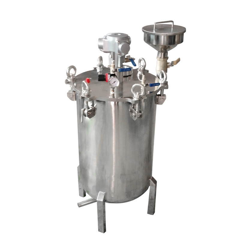 Pressure vessel with pneumatic mixer
